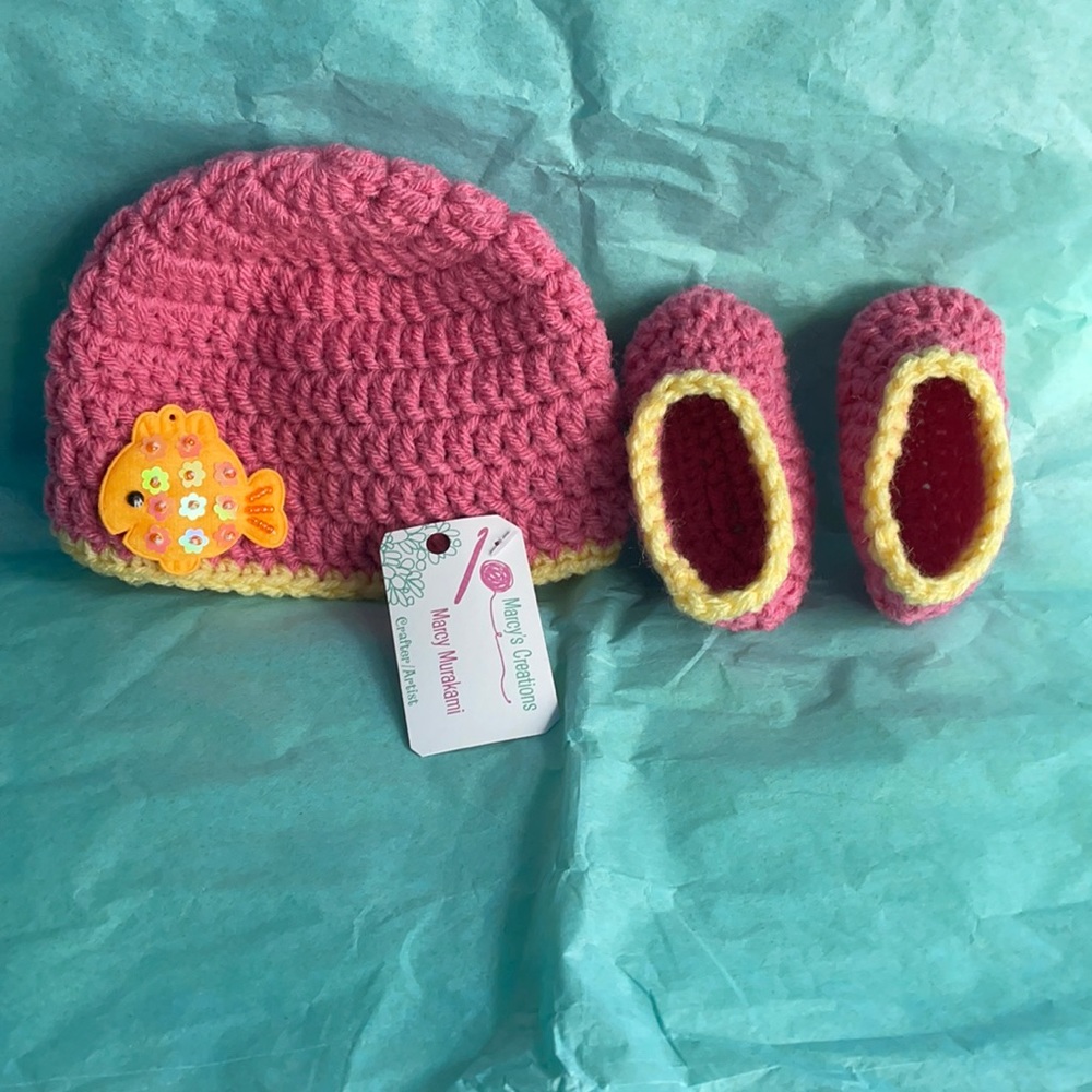 Pink Newborn crocheted baby hat and booties ❤️